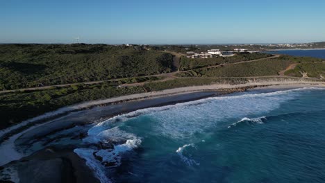 Weiße-Schäumende-Wellen-Rollen-An-Land-Im-Blauen-Wasser-Am-Salmon-Beach-In-Westaustralien