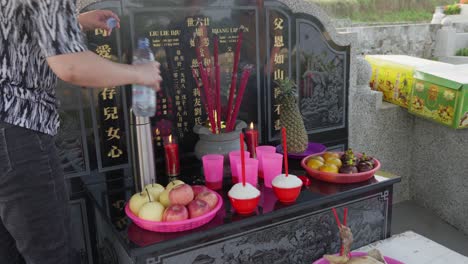 Indonesian-Chinese-family-honoring-ancestor-grave-at-Cheng-beng-festival