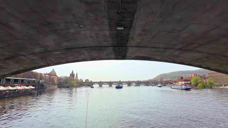 Pasando-Por-Debajo-De-Uno-De-Los-Puentes-Del-Río-Moldava-Con-Vistas-Al-Siguiente-Puente-Viejo.