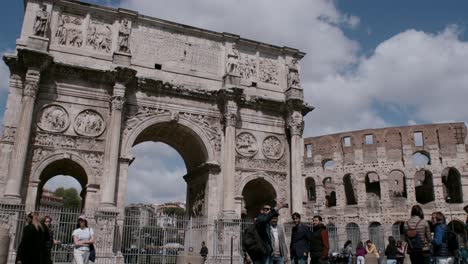 Arco-De-Constantino,-Arco-Triunfal-Monumental,-Situado-Entre-El-Coliseo-Y-El-Monte-Palatino.