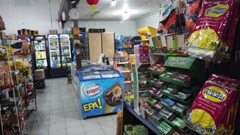 Dentro-De-Un-Supermercado-Chino-En-Argentina-Tienda-De-Conveniencia-De-América-Del-Sur-Tienda-Con-Productos-Alimentos-Vino-Productos-Argentinos-Exhibidos-En-El-Interior