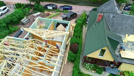Vollständiger-Überblick-Aus-Der-Luft-über-Die-Konstruktion-Von-Hölzernen-Dachstühlen-Auf-Einem-Haus