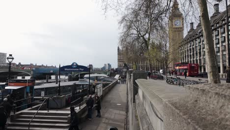 El-Palacio-De-Westminster-Y-El-Big-Ben-Vistos-Desde-El-Muelle-Millennium-De-Westminster-En-El-Río-Támesis-En-Londres,-Reino-Unido