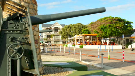 Blick-Auf-Hermanus-Restaurant-Unter-Marine-Geschütz-Am-Historischen-Kriegsdenkmal