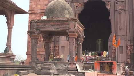 Pilger-In-Einem-Alten-Hinduistischen-Tempel-Von-Bhojeshwar-In-Bhopal,-Madhya-Pradesh,-Indien