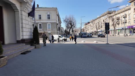 Straße-In-Der-Hauptstadt-Der-Republik-Moldau-Chisinau-Gepflegte-Gebäude-Im-Zentrum