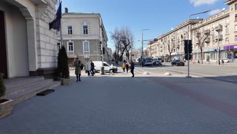 Calle-En-La-Ciudad-Capital-De-Moldavia,-Chisinau,-Mantuvo-Edificios-En-El-Centro.