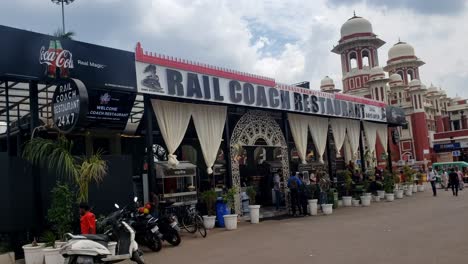 Eisenbahn-Bus-Restaurant-In-Der-Nähe-Von-Lucknow-Bahnhof-Uttar-Pradesh---Essensstand-Konzept