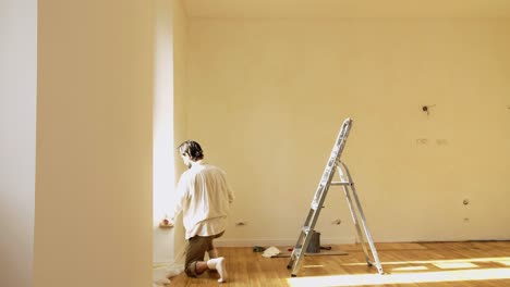 Mann-Kalkfarbe-Malerei-Innenraum-Wand-Zu-Hause