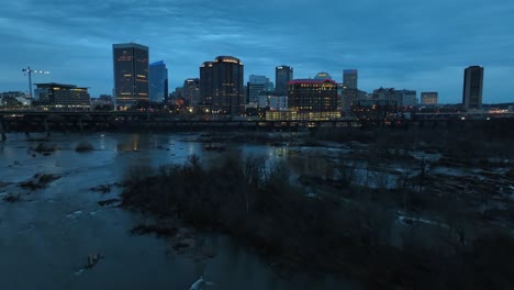 James-River-Und-Die-Skyline-Von-Richmond-In-Der-Abenddämmerung