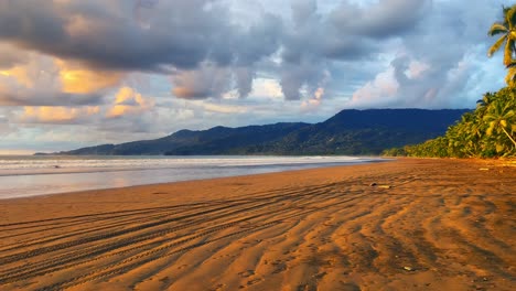 Costa-Rica-Sonnenuntergang-Am-Einsamen-Tropischen-Strand-Mit-Bergkulisse