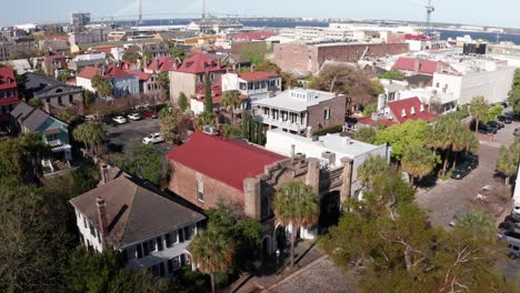 Primer-Plano-Aéreo-Bajo-Del-Histórico-Antiguo-Edificio-De-Esclavos-En-Charleston,-Carolina-Del-Sur