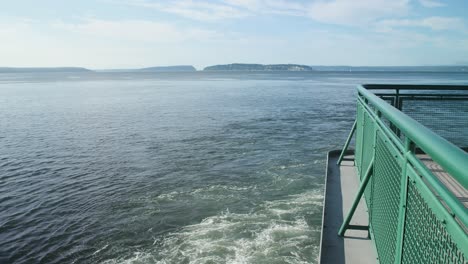 Disparo-Pasando-Por-Encima-De-La-Barandilla-De-Un-Barco-Grande-En-Puget-Sound