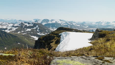 Paisaje-Montañoso-Noruego-Con-Montañas-Nevadas-En-Verano