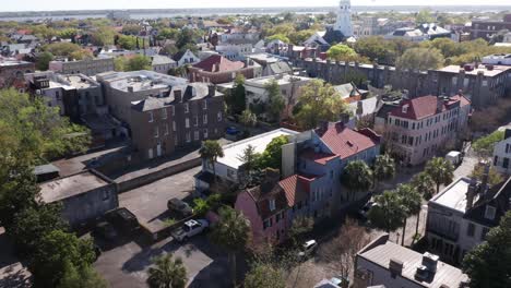 Descending-close-up-aerial-shot-of-the-historic-Pink-House-in-Charleston,-South-Carolina