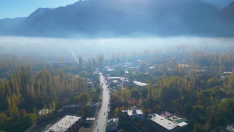 Vista-Aérea-De-La-Niebla-Matutina-Flotando-Sobre-El-Suelo-Del-Valle-En-El-Valle-De-Skardu-En-Gilgit-Baltistan