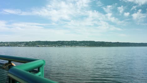 Mirando-Por-Encima-De-La-Barandilla-De-Un-Barco-En-El-Puget-Sound