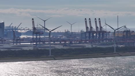 Die-Windkraftanlagen-Am-Euromax-Terminal-Im-Hafen-Von-Rotterdam-In-Den-Niederlanden---Weitwinkelaufnahme