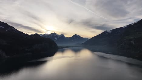 Puesta-De-Sol-Sobre-El-Lago-Walensee-Con-La-Cordillera-Churfirsten,-Suiza