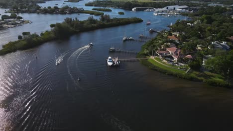 Hermoso-Día-Para-Pasear-En-Bote-Vista-Aérea-De-Tarpon-Springs,-Florida