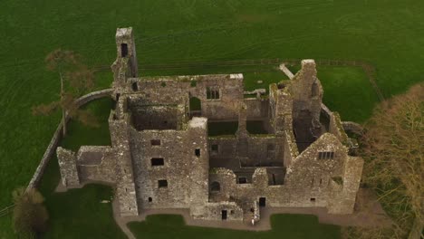 Una-Vista-Aérea-Dinámica-De-Arriba-Hacia-Abajo-Revela-Las-Ruinas-De-La-Abadía-De-Bective