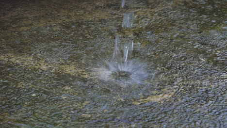 Nahaufnahme-Von-Wasser,-Das-Auf-Steinboden-Spritzt