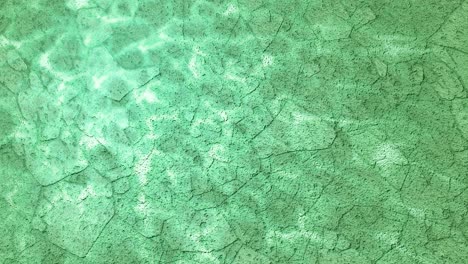 Flüssiges-Wasser-Und-Licht-Auf-Trockener-Bodenoberfläche,-Animationsschleife-In-Grüner-Farbe
