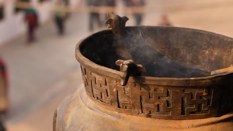 Primer-Plano-De-Un-Tazón-Pequeño-Con-Incienso-Quemado,-Templo-Boudhanath,-Katmandú,-Nepal