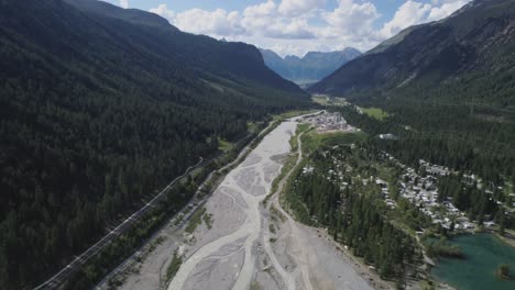 Luftaufnahme-Eines-Gebirgstals-Mit-Einem-Fluss