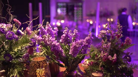 Colorida-Decoración-Floral-Púrpura-Con-Lámparas-De-Velas-En-La-Mesa-Del-Evento