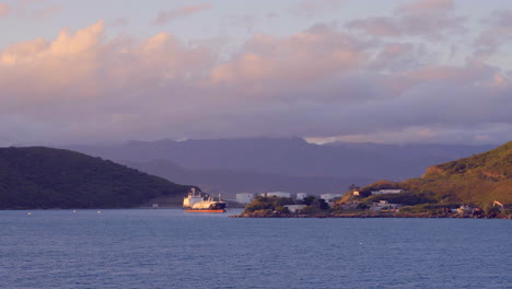 Frachtschiff-Im-Sonnenuntergang