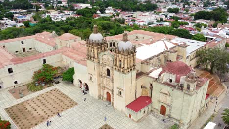 Amazing-aerial-view-of-the-Santo-Domingo-de-Guzman-Cathedral-in-Oaxaca-de-Juarez,-Mexico