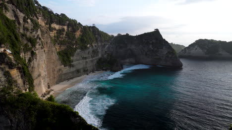 Diamond-Beach-Und-Kalksteinfelsen-Bei-Sonnenaufgang-In-Nusa-Penida,-Bali,-Indonesien