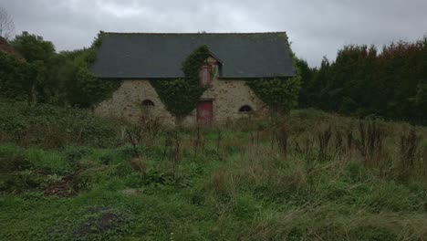 Exterior-of-old-abandoned-house-in-rural-countryside