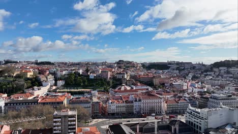 Drone-Elevándose-Sobre-La-Ciudad-De-Lisboa