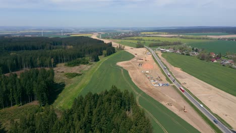 Vista-Aérea-De-Una-Carretera-En-Construcción-Con-Campos-Circundantes.