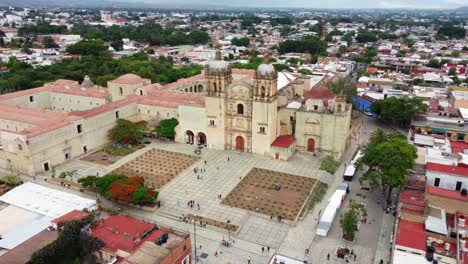 Imágenes-Tomadas-Con-Drones-De-La-Catedral-De-Santo-Domingo-En-Oaxaca-De-Juárez,-México