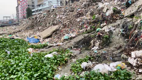 Contaminación-Ribereña-Con-Residuos-Industriales-En-El-Río-Buriganga,-Dhaka,-Bangladesh