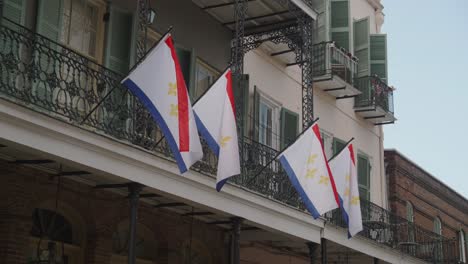 Banderas-De-La-Ciudad-De-Nueva-Orleans-En-El-Balcón-Del-Barrio-Francés