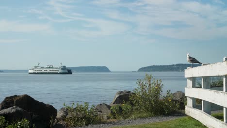 Vista-De-Un-Ferry-Que-Pasa-Por-Puget-Sound-Desde-El-Continente.