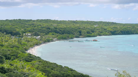 Lifou,-Australien.-Blick-In-Die-Bucht,-Tenderboote-Angedockt