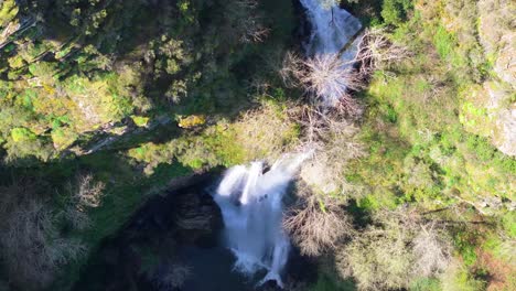 Top-View-Of-Seimeira-de-Vilagocende-Waterfall-Flowing-Through-Rocks-In-Fonsagrada,-Lugo,-Spain