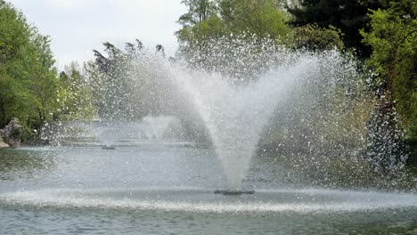 Lago-De-Jardines-De-Estanque-Margherita,-Fuente-De-Agua-En-Cámara-Lenta