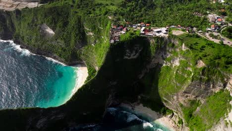 Kelingking-Beach-And-Limestone-Cliffs-In-Summer-At-Penida-Island-In-Bali,-Indonesia