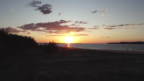 Wunderschöner-Sonnenuntergang-Im-Meer-Vom-Campingplatz-Am-Strand-In-Australien