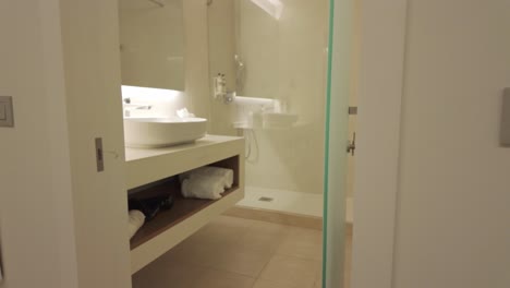 Kamerafahrt-In-Zeitlupe-Eines-Hotelbadezimmers,-Algarve