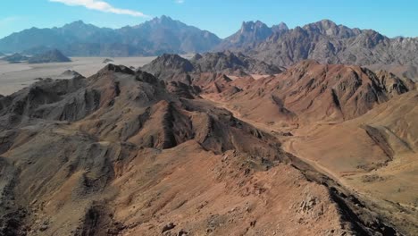 Eine-Luftperspektive-Fängt-Das-Zerklüftete-Gelände-Des-Bergs-Sinai-In-Sinai,-Ägypten-Ein,-Symbolisiert-Die-Natürliche-Majestät-Und-Dient-Als-Zeitlose-Ikone-Des-Naturwunders