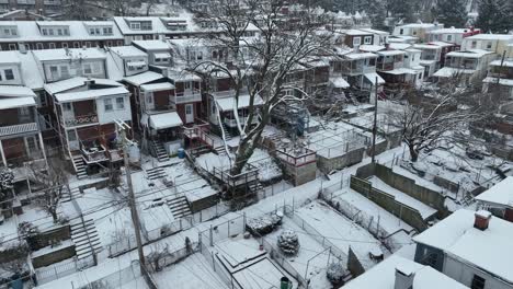 Hilera-De-Casas-Nevadas-En-El-Distrito-De-Bajos-Ingresos-De-EE.UU.-En-La-Temporada-De-Invierno