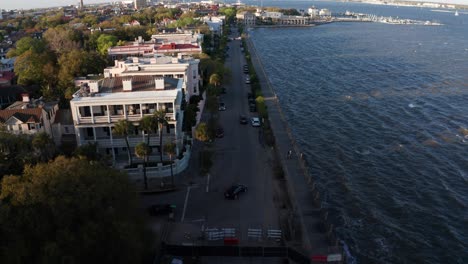 Toma-Baja-Inclinada-De-Mansiones-Anteriores-A-La-Guerra-A-Lo-Largo-Del-Paseo-Marítimo-De-South-Battery-Durante-La-Puesta-De-Sol-En-Charleston,-Carolina-Del-Sur