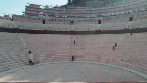 Visitantes-En-El-Antiguo-Escenario-Del-Teatro-Romano-De-Orange-En-Vaucluse,-Francia---Ascenso-Aéreo